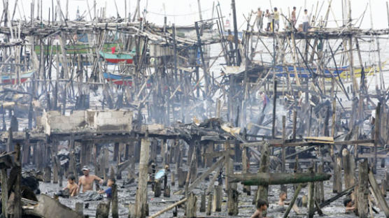 [사진] 잿더미로 변한 필리핀 수상가옥