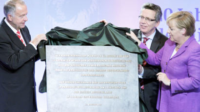 [사진] 메르켈, 독일 통일조약 20주년 기념비 공개