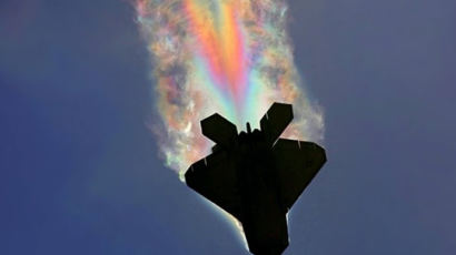 [사진] F-22의 신비한 '무지개 구름'