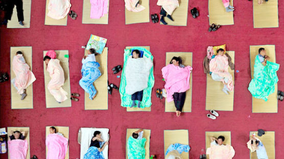 [사진] 중국 교육열이 만든 ‘체육관 노숙’
