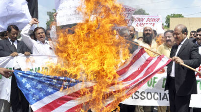 [사진] 성난 이슬람, 성조기 불태워