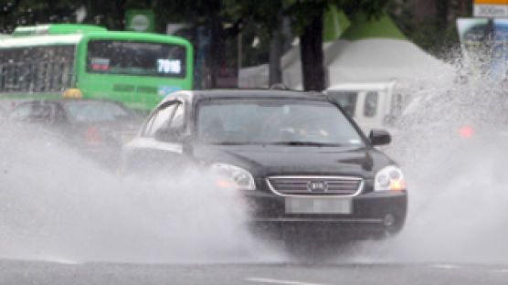 [사진] 물보라 일으키며 달리는 빗속 차량