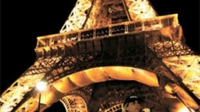 에펠탑 폭발물 소동 … 수천 명 대피