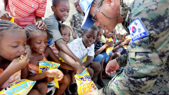 [사진] 아이티 어린이들 “한국 과자 맛있어요”