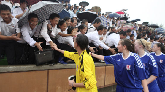 [사진] 영국 여자축구팀 환영하는 평양 '누나부대'