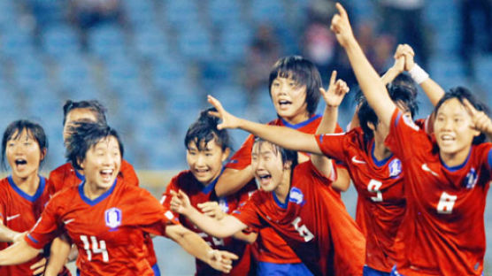 [사진] 이 앳된 소녀들이 … FIFA 국제대회서 한국 사상 첫 우승