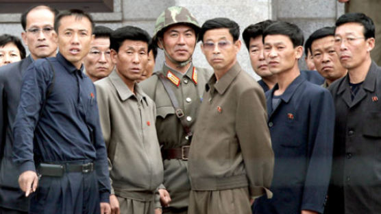 [사진] 판문점 구경 온 북한 주민들