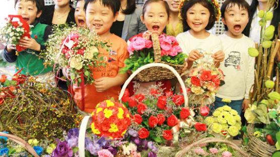 [사진] 아파트 홍보관에 핀 ‘꽃’