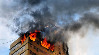 [사진] 부산 초고층 아파트 화재...산불 진화하듯