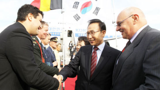 [사진] 이 대통령, 브뤼셀 도착 … ASEM 참석