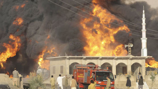 [사진] 파키스탄 반군 나토군 유조차 폭파
