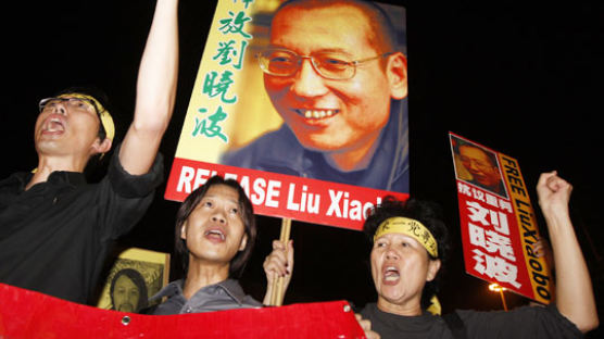 [사진] “류샤오보 석방하라” 홍콩 시위
