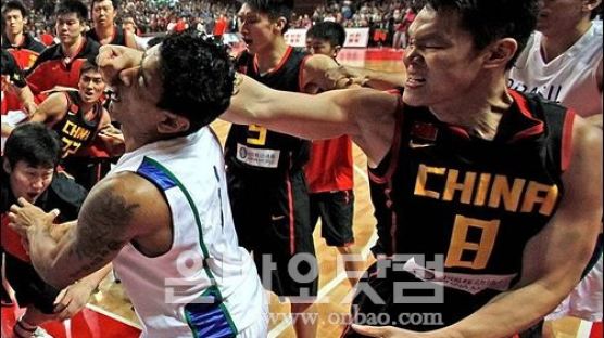 [사진] 중국과 브라질 친선 농구경기에서 집단 난투극