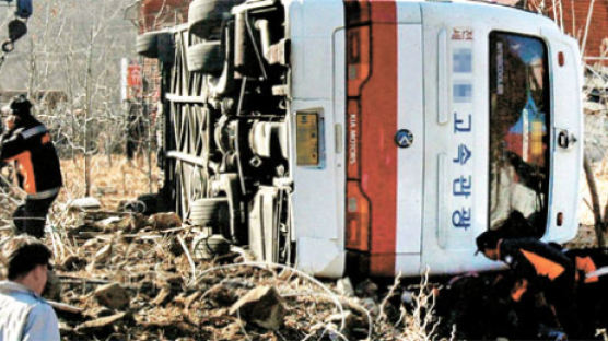 경남 밀양, 관광버스 굴러 4명 사망 … 26명은 부상