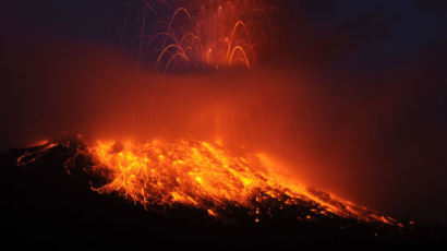 [사진] 용암이 분수처럼 … 에콰도르 화산 폭발