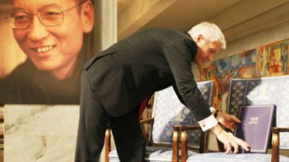 [사진] 류샤오보 빈 의자에 노벨평화상 수여