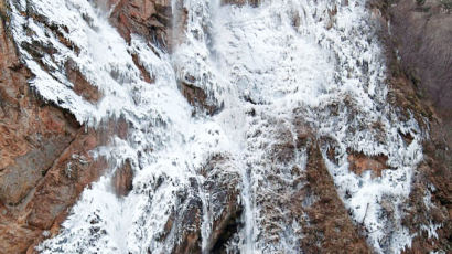 [사진] 빙벽으로 변한 인공폭포