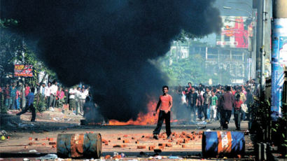 방글라데시 … 임금 불만 시위대, 차에 불지르고 쇼핑센터 약탈