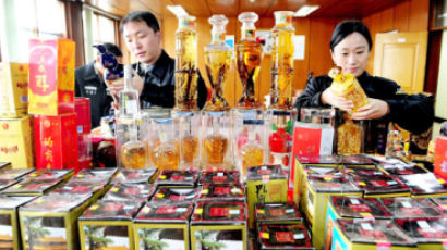 [사진] 중국산 술·담배 밀수업자 10명 적발 