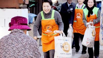 [사진] 김윤옥 여사 ‘독거노인 돕기’ 봉사 