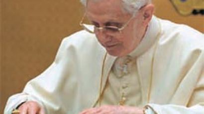 교황 “고통 겪는 이들 위해 기도를” 