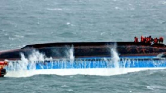 [사진] 영화 ‘포세이돈’처럼 … 15명 모두 구조하자마자 저 배는 가라앉았다