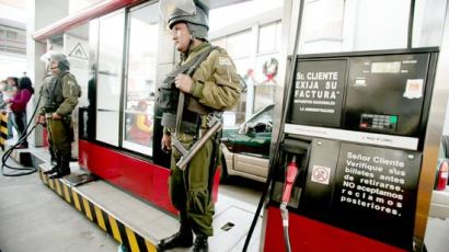 [사진] 볼리비아 기름값 기습 인상 … 주유소 지키는 무장 경찰