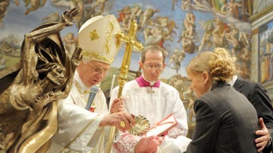 [사진] 교황 새해 첫 주일 신생아 세례