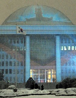 국회의사당 돔이 열리고 태권브이 출동했다 | 중앙일보