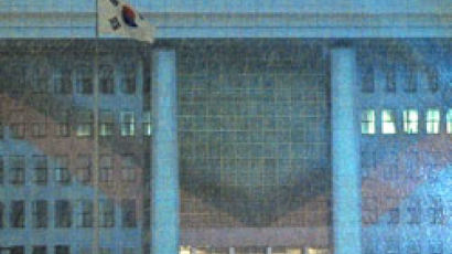 국회의사당 돔이 열리고 태권브이 출동했다