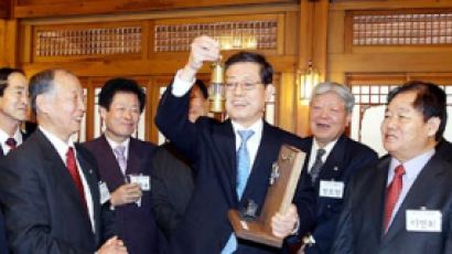 [사진] 파독 광부·간호사 선물 받은 김 총리