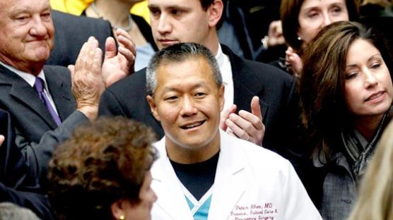 [사진] 기퍼즈 의원 수술한 한국계 피터 리 박사 
