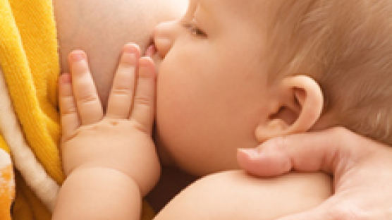 [헬스코치] '모유만' 먹는 아기는 빈혈 생길 수도