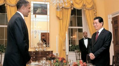 뉴욕 타임스 “노벨평화상 받은 오바마와 수상자 감옥 보낸 후진타오의 만남”