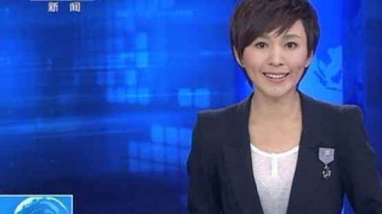 [사진] 中 미녀 아나운서 속보이는 의상에 네티즌들 비난