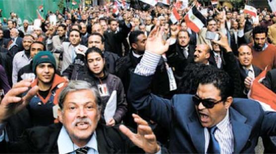 무바라크 역사 앞 무릎 꿇는다