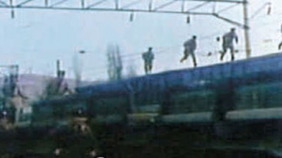 “북 특수전부대, 고속 열차 지붕 위 뛰면서 사격”