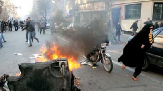 “무바라크 다음은 아마디네자드” … 이란 ‘그린 혁명’ 다시 불붙나