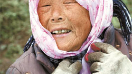[사진기자 김성룡의 사각사각] 명품 마을 관매도서 만난 명품 할머니
