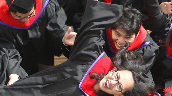 [사진] 외국학생도 졸업은 즐거워 