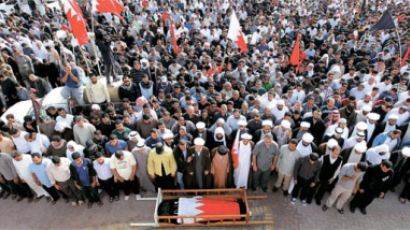 ‘피의 금요일’… 바레인 수만 명 “탱크도 두렵지 않아”