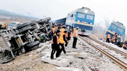 [사진] 트럭과 부딪혀 탈선한 열차