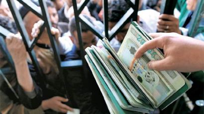 [사진] 1인당 45만원 … 돈 뿌려 연명하는 카다피 