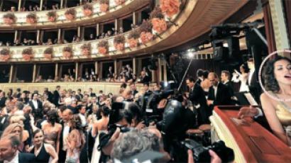 [사진] 베를루스코니의 ‘그녀’도 참석한 오페라볼