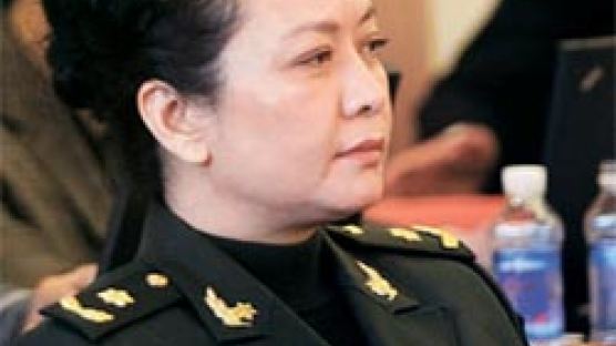 장군복 입은 중국의 차기 퍼스트레이디