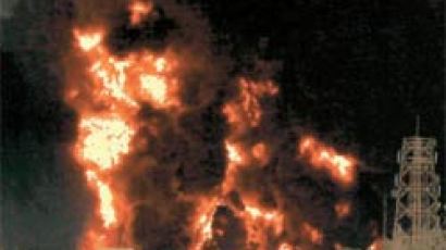 라스라누프 원유시설 폭격 … 카다피 ‘석유 인질극’