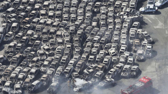 [사진] 불에 탄 수천대의 자동차