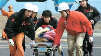 [동일본 대지진] 헬기 157대 환자 실어날라 … 복도까지 ‘즉석 응급실’로