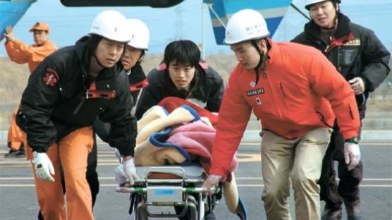 [동일본 대지진] 헬기 157대 환자 실어날라 … 복도까지 ‘즉석 응급실’로