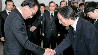 [사진] 일본 대사관 찾은 이 대통령